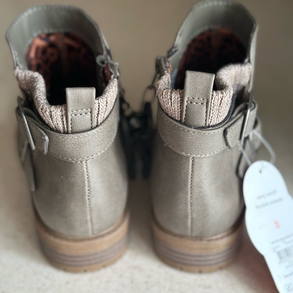 Girl’s Easy On/Off Flexible Console Booties - Picture 2 of 6